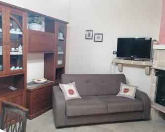 Holiday house near the sea of Salento, pet friendly, max 6 people - Minervino di Lecce - Huiskamer