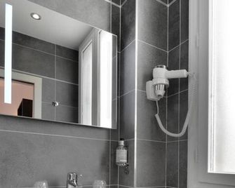 Hotel Douglas - Puteaux - Bathroom