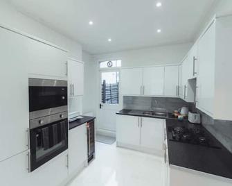 One bedroom flat in Harrow. - Harrow - Küche