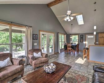 Mountain Home Cottage w/ Deck on White River! - Mountain Home - Sala de estar