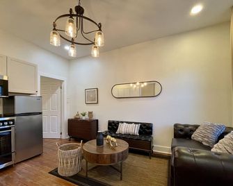 Lovely 3 Bedroom Shotgun Home - 15 Minutes to French Quarter - Nueva Orleans - Sala de estar
