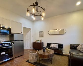 Lovely 3 Bedroom Shotgun Home - 15 Minutes to French Quarter - New Orleans - Oturma odası