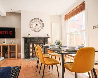 Thrift House - Central Location - Free Parking, Pool Table, Fast Wifi, Smart TV with Fast Wifi by Yoko Property - Northampton