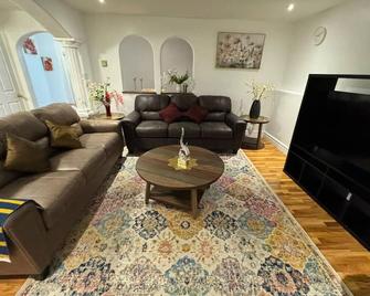 Cozy 2-Bedrooms Suit - Halifax - Living room