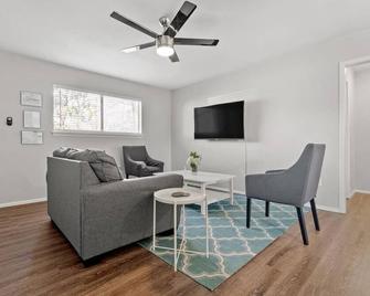 Family Friendly! Walk To At&t Stadium. Spacious & Clean. - Arlington - Living room