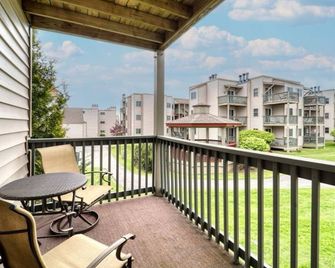 First floor, Studio, Resort Access, Portable AC - Beech Mountain - Balcony
