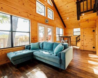 Nueces Riverfront Treehouse - Uvalde - Living room