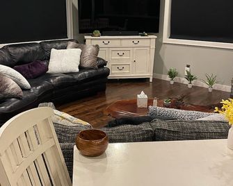 Modern farmhouse oasis. - horses welcome - Watertown - Sala de estar