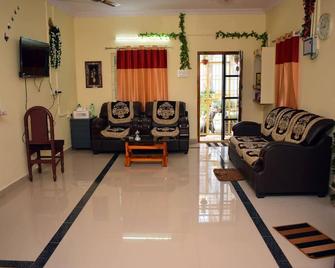 Venkateswara Stay Home - Vijayawada - Living room