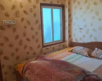 Narmada Guest House - Indore - Bedroom