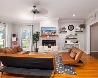 NEW! Spacious & kid friendly - great for the whole fam! Close to everything! - Macon - Living room