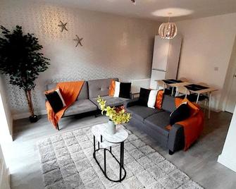 Nec | Hs2 | Bhx | Solihull | 3 Bedroom House | 2.5 Baths | Free Parking - Shirley - Living room