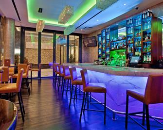 Hilton Garden Inn New York/Central Park South-Midtown West - New York - Bar