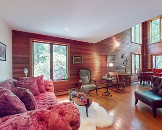 Charming Hillside Retreat with Hot Tub, Firepit, and Spacious Deck - Wells - Wohnzimmer