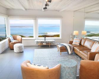 Oceanfront Stay Near Cambria & Beaches 2 En-Suites - San Simeon - Obývací pokoj