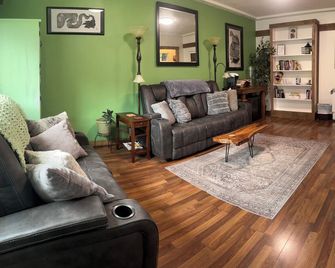 Charming Downtown Suite - Seward - Salon