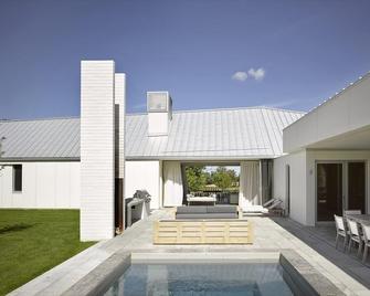 Right out of a magazine! 5 bedrooms plus pool and hot tub! - Creemore