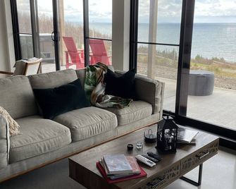 New Modern Oceanfront Home with Year-round Hot Tub - Antigonish - Living room