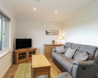 Glen Mhor Lodge, Pet Friendly, With A Garden In Arisaig - Arisaig - Living room