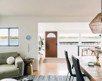 Narrows Nook - Prince Edward County Waterfront - Deseronto - Dining room