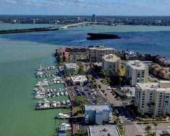 2 Bedroom Waterfront Pool Side! - Clearwater Beach - Outdoors view