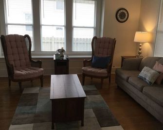 Relaxing! Professionally Cleaned, Self Check In - Sleeps 12 - Racine - Huiskamer