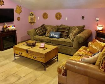 The BirdhouseA quiet country apartment In Cosby, Tn - Cosby - Living room
