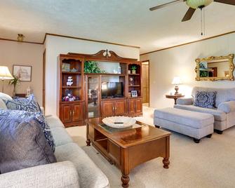 Cozy Georgia Getaway with Deck, Grill and Fire Pit! - Cartersville - Living room