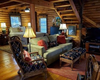 Appalachian Cabin- Trout Stream Firepit Hot Tub - Ellijay - Living room