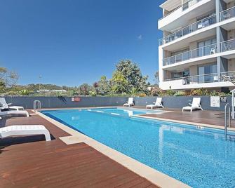 Cote D'Azure, 13 61 Donald Street - Lovely unit air con, Wi-Fi, secure parking, complex lift and pool - Nelson Bay - Pool