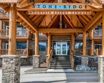 Poolside Welcoming Condo with Park Pass - Canmore - Gebouw