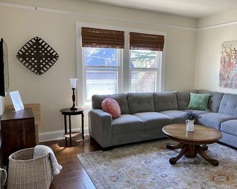 Sparkling clean 1920's bungalow - Petaluma - Wohnzimmer