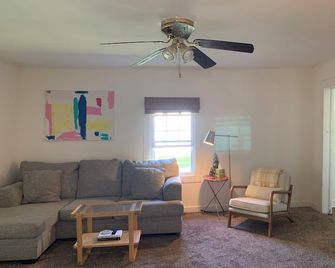 Charming and Comfortable Creekview Cottage with Fenced Yard - Hartsville - Soggiorno