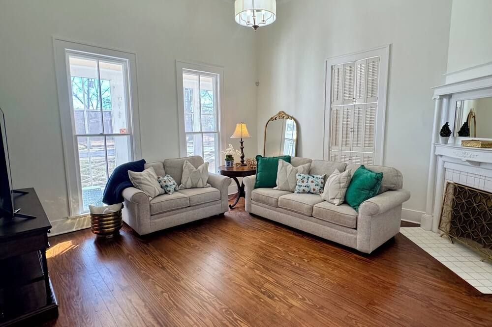 Step back in time; Historic Mansion that sleeps 8 - Magnolia - Wohnzimmer