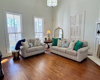 Beautiful historic mansion near downtown Magnolia with screened porch & charm - Magnolia - Huiskamer