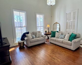 Step back in time; Historic Mansion that sleeps 8 - Magnolia - Wohnzimmer