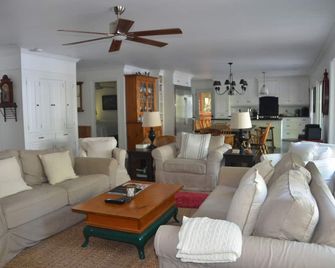 Lovely Quaint Cottage In A Secluded Bay On Lake Rosseau, Muskoka - Bala - Living room