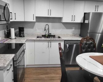 Eclectic Palace : Cozy 2 Bedroom basement Suite - Saskatoon - Kitchen