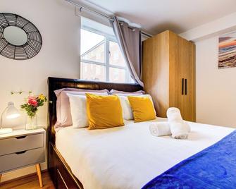 Spacious 2-Bed Apartment Family with Pets Welcome - London - Bedroom