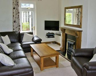 Railway Cottage, Family Friendly, With A Garden In Fairbourne - Fairbourne - Living room