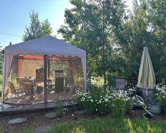 Sleep In Comfort-Tipi Style, Under The Stars - Gallatin Gateway - Patio