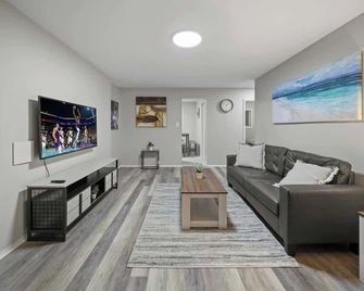 Modern 2bd Apartment Near Royal Oak - Hazel Park - Living room