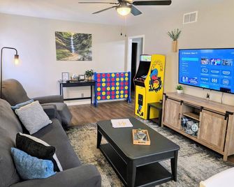 The Ottawa Escape! King Bed. Pet Friendly! Close to downtown. - Ottawa - Wohnzimmer