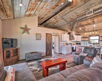 Modern Stephenville Farmhouse 8 Mi to Dtwn! - Stephenville - Wohnzimmer