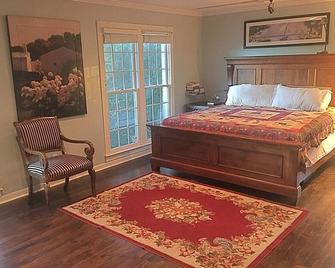 King Bed Suite in Farm House on rural sheep and goat farm - Jefferson - Bedroom