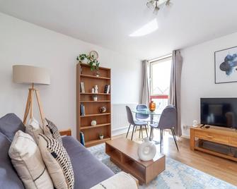 The St Khatarine's Flat - London - Living room