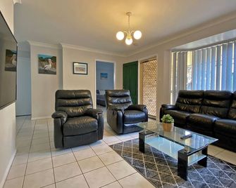 Beach House Backing onto Bush - Redland - Sala de estar