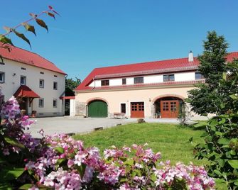 페리엔호프-퀸 - 호크키르흐 - 건물