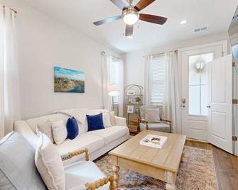 New and Updated Home- Close to charming downtown Charleston - North Charleston - Living room