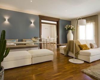 Hotel Boutique Villa Lorena by Charming Stay - Málaga - Living room